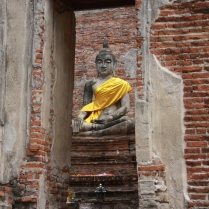 zwischendrin sitzt natürlich immer mal der Buddha und beobachtet, was die Besucher so tun