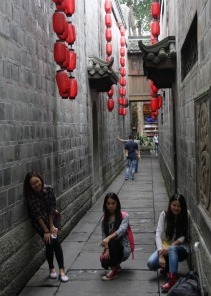 Gasse mit Chinesinnen, die gerne mal posieren, wenn eine Langnase ein Foto macht :-)