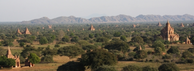 Stupas, im Hintergrund das Gebirge