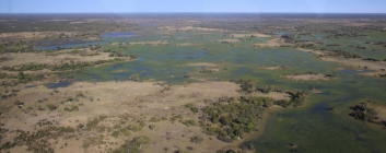 Weit und farbenfroh, das Okavango Delta.