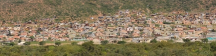 Zwischendrinn typische afrikanische Dörfer (die übrigens längst nicht mehr nur aus Wellblech gebaut sind).