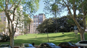Typisch für Buenos Aires: Kleine Parks (meist mit Hunden drin)