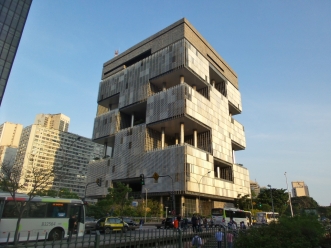 Auch mal außergewöhnliche Architektur - hier sitzt die Firma "Petrobras" (zu tiefst verstrickt in einen übergroßen Korruptionsskandal)